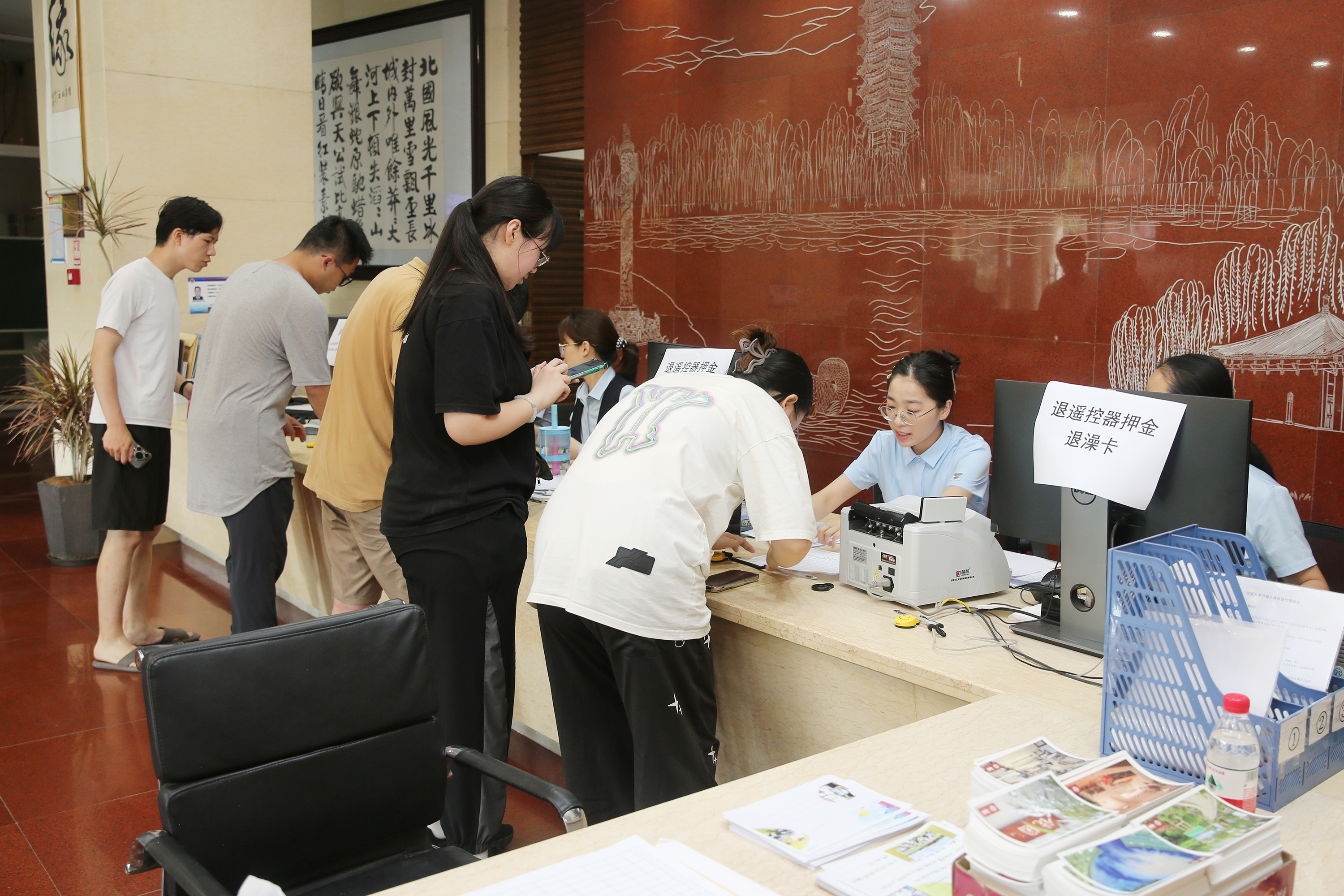前厅工作人员给毕业 生办理退宿手续 拷贝.jpg