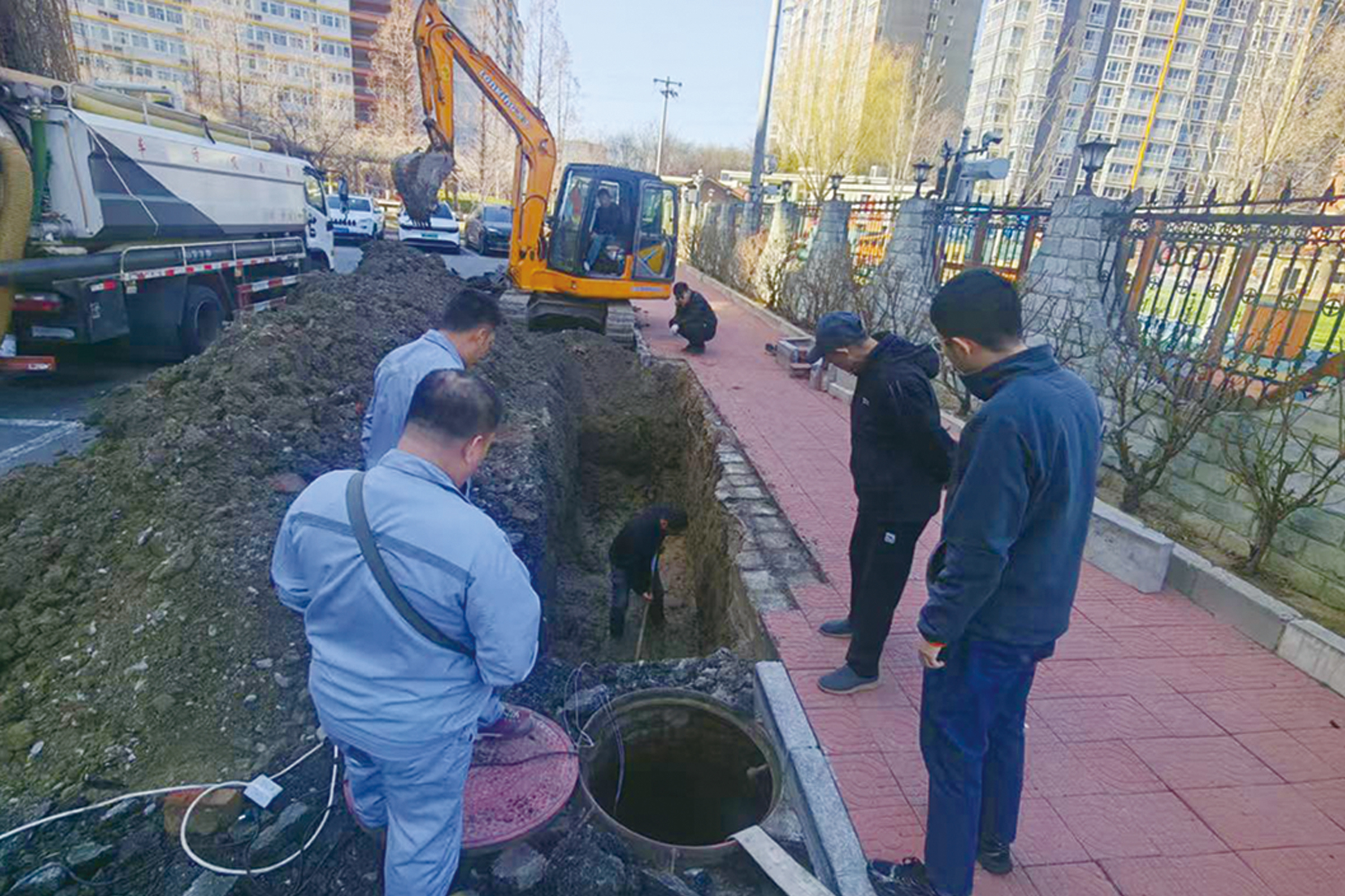 前厅工作人员给毕业 生办理.jpg